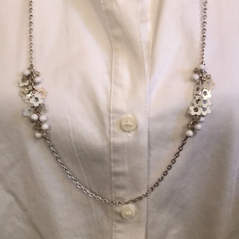 Silver-tone white flower and bead design necklace. Very cute! - Picture 1 of 8